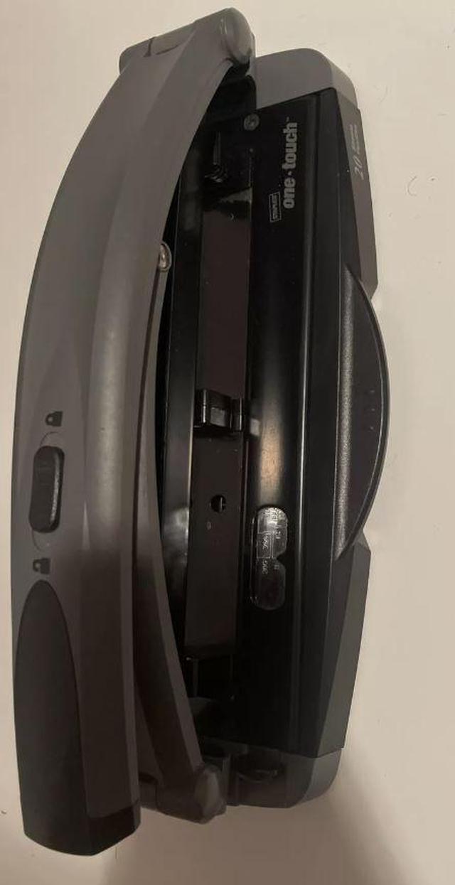 Alt view image 2 of 4 - STAPLES ONE-TOUCH ADJUSTABLE 3-HOLE PUNCH 20 SHEET CAPACITY