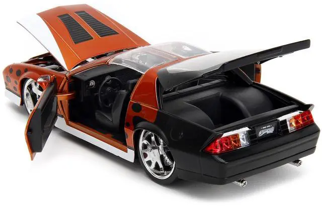 Alt view image 8 of 11 - 1985 Chevrolet Camaro Z/28 Orange Metallic w/Graphics & Chester Cheetah Diecast Figure "Cheetos" 1/24 Diecast Model Car by Jada