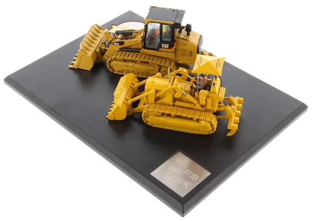 Alt view image 8 of 8 - CAT Caterpillar 977D Traxcavator 1955-1960 & 963K Track Loader Current w/Operators Evolution Series 1/50 Diecast Masters