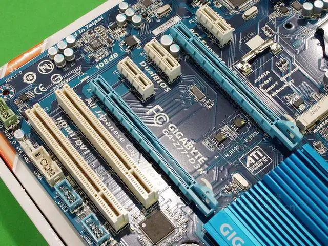 Alt view image 2 of 4 - GIGABYTE GA-Z77-D3H(rev.1.0) LGA 1155 Intel Z77 DDR3 32GB ATX