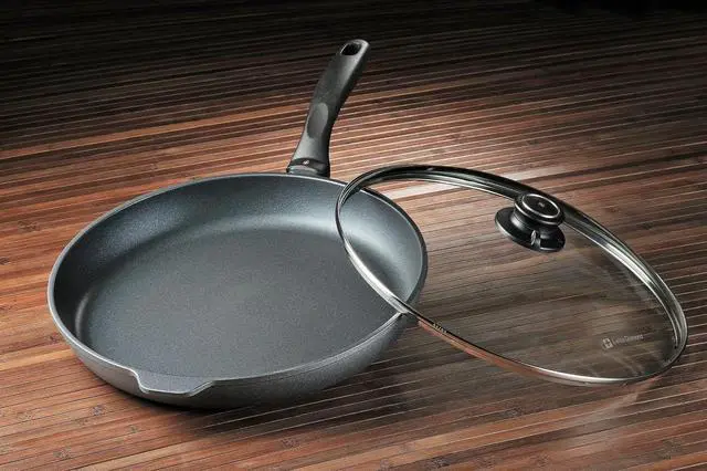 Alt view image 2 of 7 - Swiss Diamond Frying Pans Nonstick with Lid, Nonstick Diamond Coated Aluminum Skillets and Oven Safe Frying Pans with Lids, Cover Included, 12.5 Inch