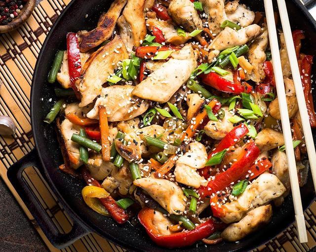 Alt view image 5 of 7 - Jim Beam 12'' Pre Seasoned Heavy Duty Construction Cast Iron Grilling Wok, Griddle and Stir Fry Pan