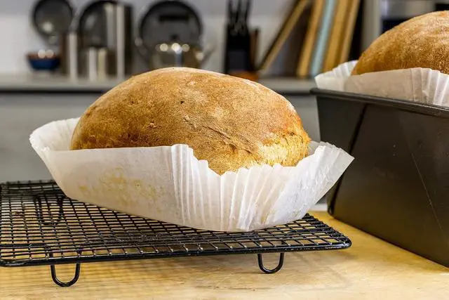 Alt view image 7 of 7 - KitchenCraft Loaf Tin Liners, Non Stick, Cake and Bread Tin, 20 x 9 cm, Pack of 40 Liners, White