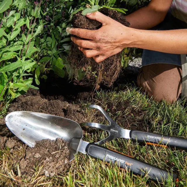 Alt view image 4 of 5 - Fiskars Xact Cultivator, Length: 32.3 cm, Width: 9.2 cm, Black/Orange, Stainless Steel/Plastic, Xact, 1027047