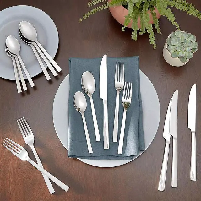 Alt view image 3 of 4 - Oneida Chef's Table 20 Pc Everyday Flatware, Service for 4, Stainless Steel