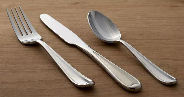 Alt view image 2 of 4 - Oneida 20-Piece Everyday Nocha Flatware Set, Service for 4, Silver