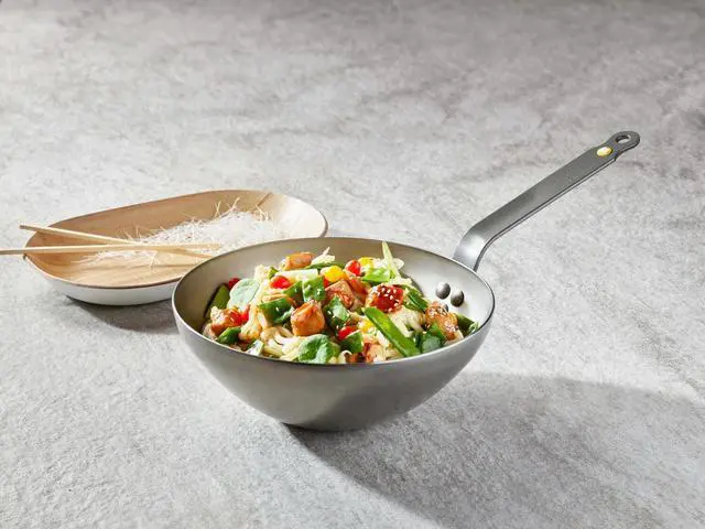 Alt view image 2 of 5 - De Buyer Premium MINERAL B Steel 2.5L Wok, Suitable for Induction, Silver