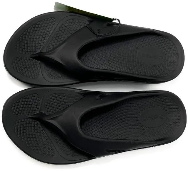 Main image of OOFOS Unisex Ooriginal Lightweight Regular Flip Flop Sandal, Black, Size 5 /7