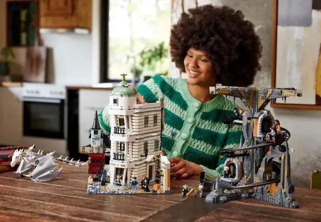 Alt view image 6 of 10 - LEGO Harry Potter 76417 Gringotts Wizarding Bank Collectors Edition