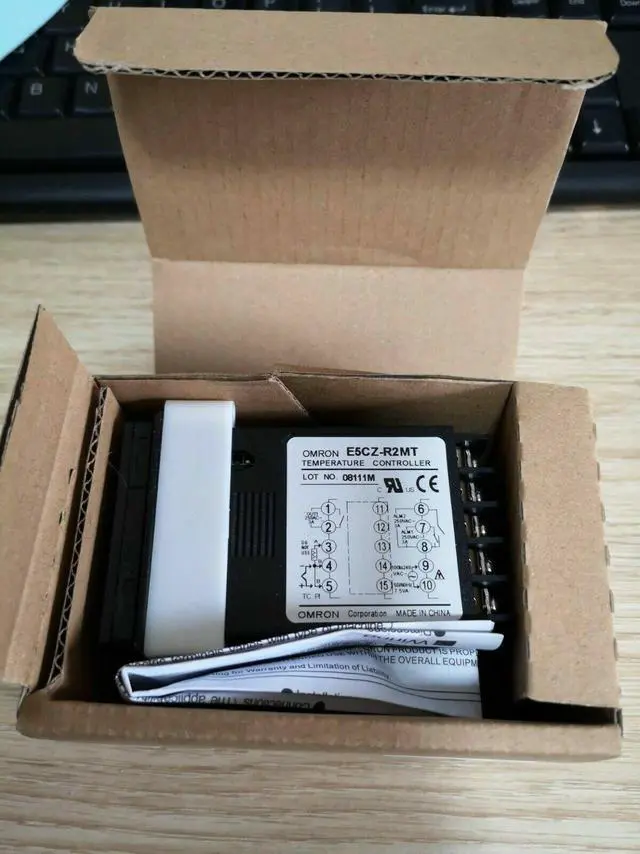 Alt view image 3 of 4 - New OMRON Temperature Controller E5CZ-R2MT AC100-240V In Box