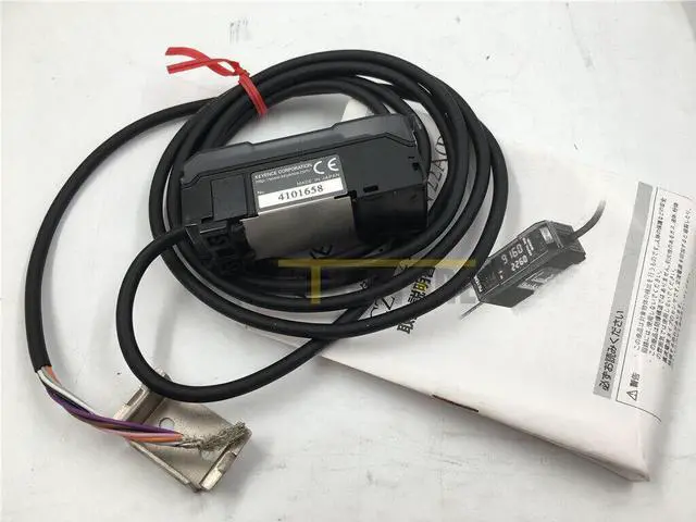 Main image of 1pcs Keyence Brand new ones Digital Sensor CZ-V21A New In Box