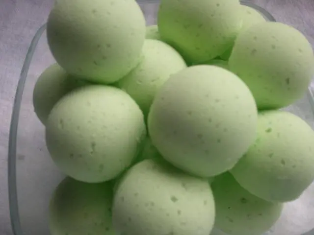 Main image of SpaPure CUCUMBER MELON Bath Bomb - 14 Bath Fizzies with Shea Butter, Ultra Moisturizing ...Great for Dry Skin (Cucumber Melon FBA)