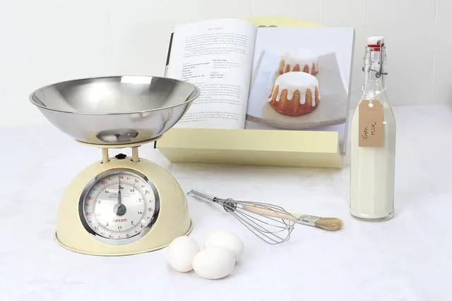 Alt view image 3 of 3 - 17848104 Cream Retro Kitchen Scales with a Large Bowl, Stainless Steel