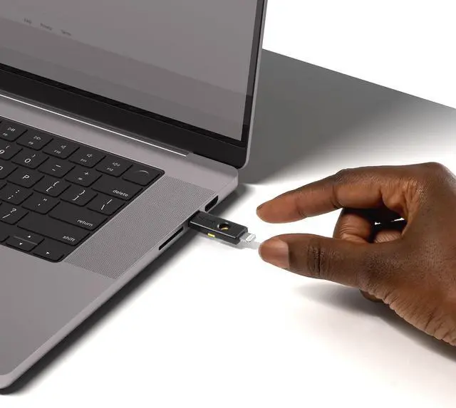 Alt view image 5 of 7 - 5Ci - Two-Factor authentication Security Key for Android/PC/iPhone, Dual connectors for Lighting/USB-C - FIDO Certified