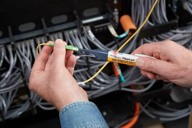 Alt view image 4 of 7 - Fluke Networks FIBERLERT-125 Fiber Optic Cable Tester and Detector