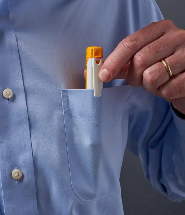 Alt view image 5 of 7 - Fluke Networks FIBERLERT-125 Fiber Optic Cable Tester and Detector