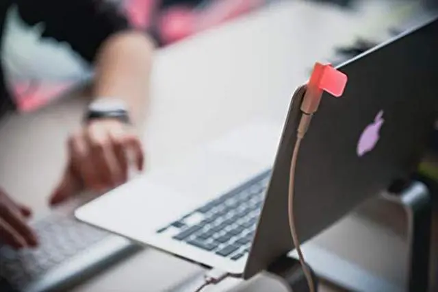 Alt view image 3 of 5 - LUXAFOR Flag LED USB Busy Light Indicator (59 inch USB-C Cable)