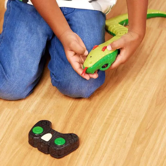 Alt view image 3 of 7 - Terra by Battat Remote Control Emerald Tree Boa - Electronic Snake Toy for Kids Ages 6+