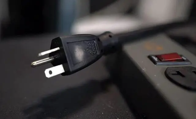 Alt view image 2 of 7 - Southwire 5120 20 Amp Rated, 6 Outlet all Metal Power Strip with NEMA 5-20 P&R, 6 Foot 12/3 Cord