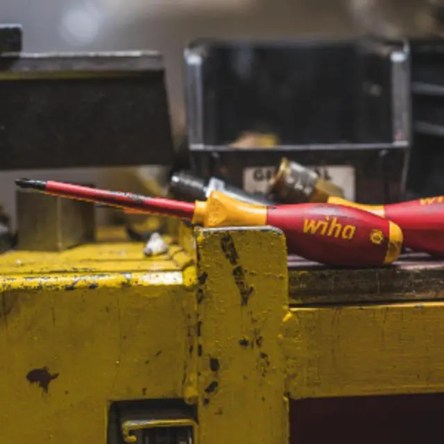 Alt view image 6 of 6 - Wiha 32080 10 Piece Insulated SoftFinish Cushion Grip Screwdriver Tray Set