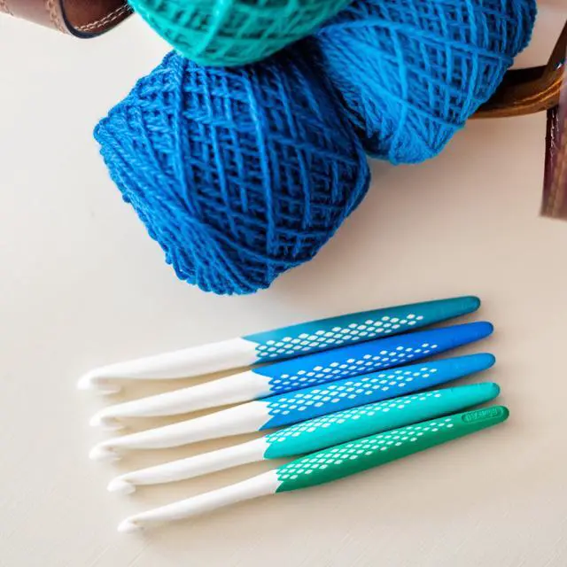 Alt view image 4 of 4 - Large Ergonomic Crochet Hook Set