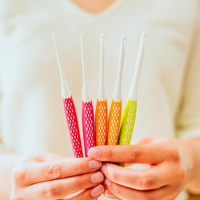 Alt view image 3 of 4 - Small Ergonomic Crochet Hook Set