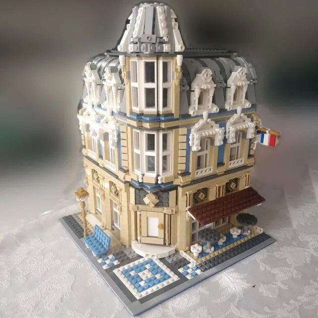 Alt view image 2 of 3 - ZITIANYOUBUILD C4279 Modular Building with Bakery, Museum and a Cafe Theme 3226 Parts