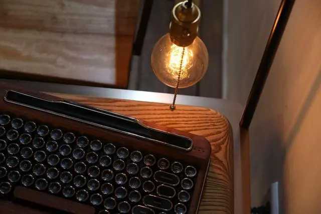 Alt view image 4 of 5 - Penna Bluetooth Keyboard with with Black Chrome Keycap(US Language) (Switch-Cherry Mx Blue, Special Wood)