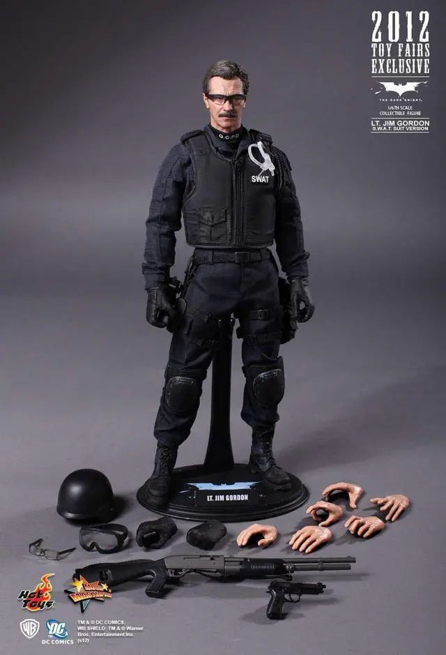 Alt view image 2 of 5 - Figure Hot Toys MMS182 - DC Comics - The Dark Knight - LT. Jim Gordon S.W.A.T. Suit Version