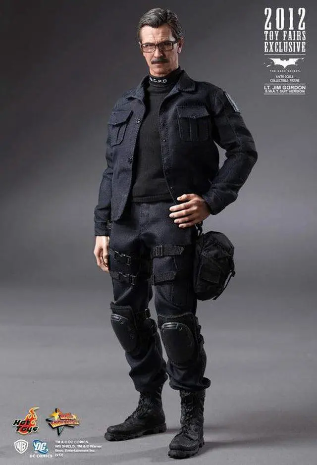 Alt view image 4 of 5 - Figure Hot Toys MMS182 - DC Comics - The Dark Knight - LT. Jim Gordon S.W.A.T. Suit Version