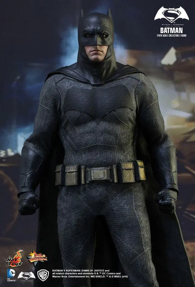 Alt view image 4 of 5 - Figure Hot Toys MMS342 - DC Comics - Batman Vs Superman : Dawn Of Justice - Batman Deluxe Version