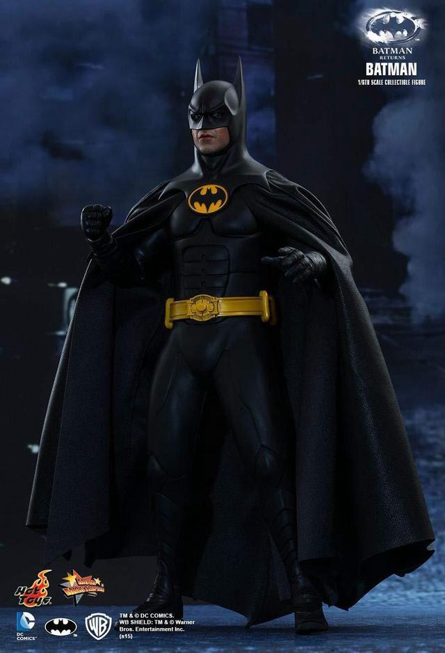 Alt view image 3 of 4 - Figure Hot Toys MMS293 - DC Comics - Batman Returns - Batman