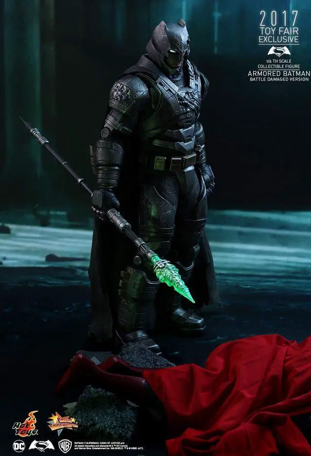 Alt view image 3 of 5 - Figure Hot Toys MMS417 - DC Comics - Batman Vs Superman : Dawn Of Justice - Armored Batman Battle Damaged Version