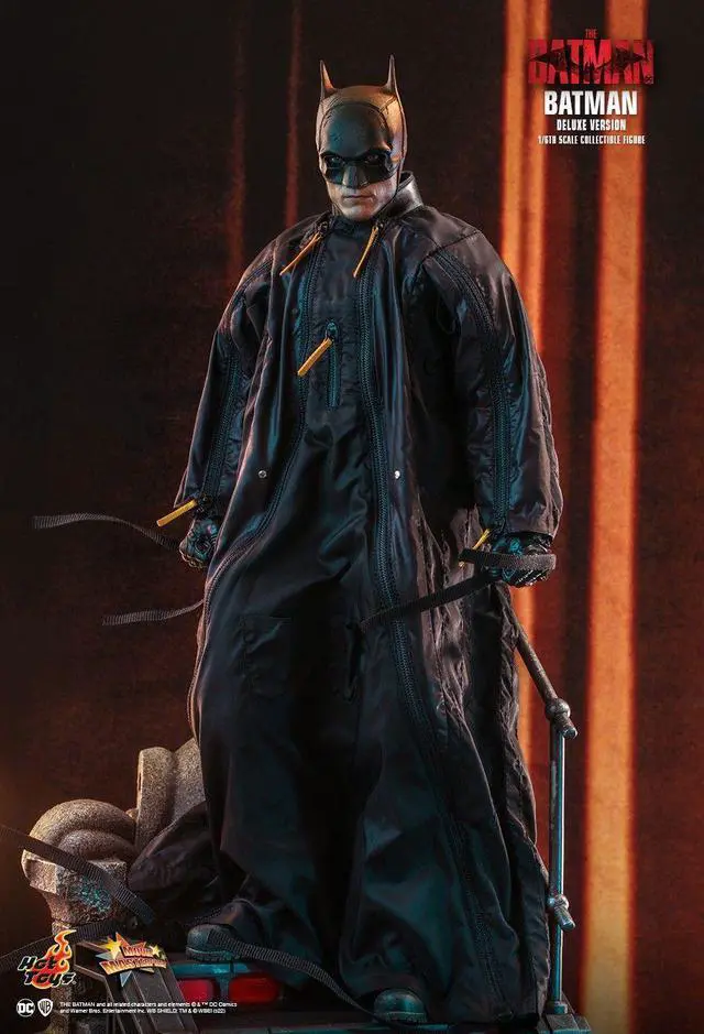 Alt view image 4 of 5 - Figure Hot Toys MMS639 - DC Comics - The Batman - Batman Deluxe Version