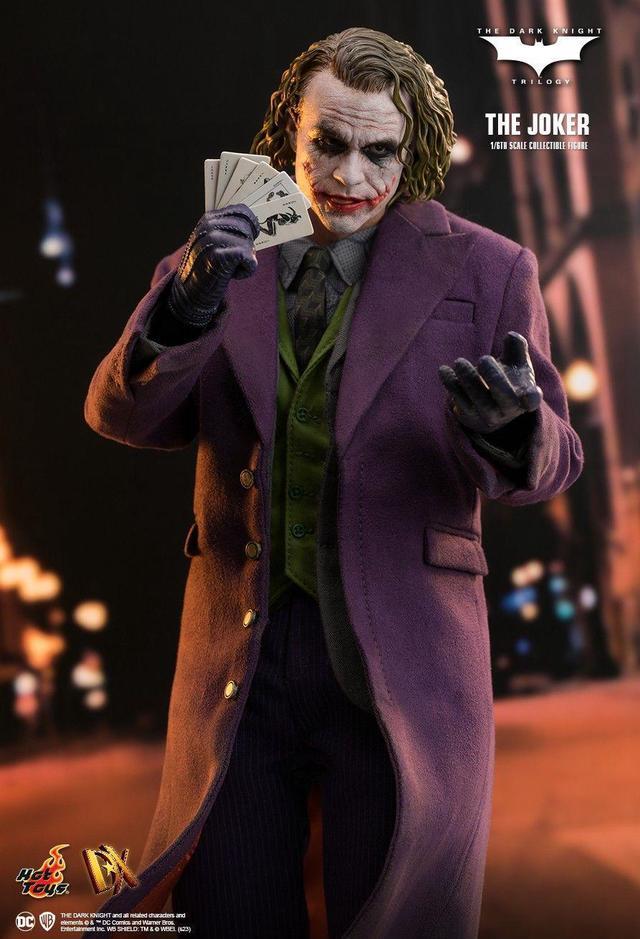 Alt view image 3 of 4 - Figure Hot Toys DX32 - DC Comics - The Dark Knight Trilogy - The Joker Standard Version