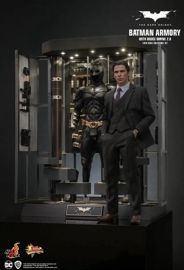 Alt view image 3 of 5 - Figure Hot Toys MMS750 - DC Comics - Batman : The Dark Knight - Batman Armory & Bruce Wayne