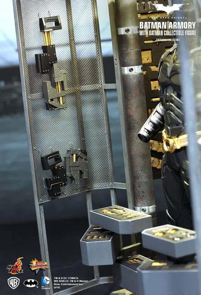 Alt view image 5 of 5 - Figure Hot Toys MMS234 - DC Comics - The Dark Knight - Batman Armory With Batman