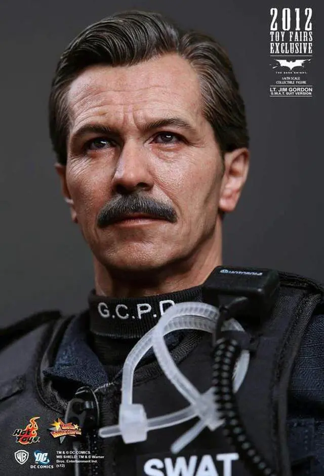 Alt view image 6 of 6 - Figure Hot Toys MMS182 - DC Comics - The Dark Knight - LT. Jim Gordon S.W.A.T. Suit Version