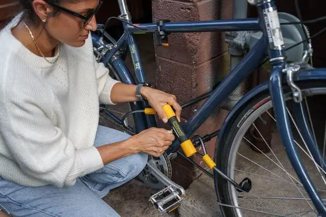 Alt view image 2 of 5 - Bulldog DT U-Lock with 4-Foot Cinch Loop Cable (Black, 4.53 x 9.06-Inch)