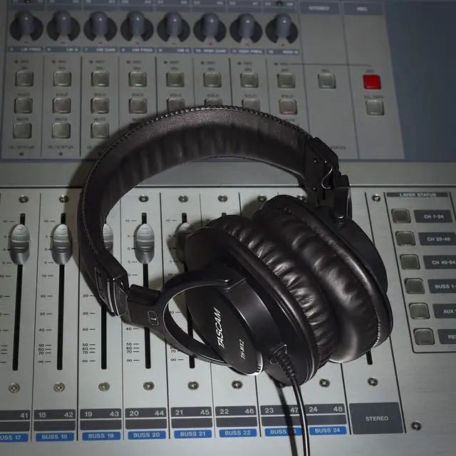 Alt view image 3 of 3 - Tascam TH-MX2 Closed-Back Studio Mixing Headphones