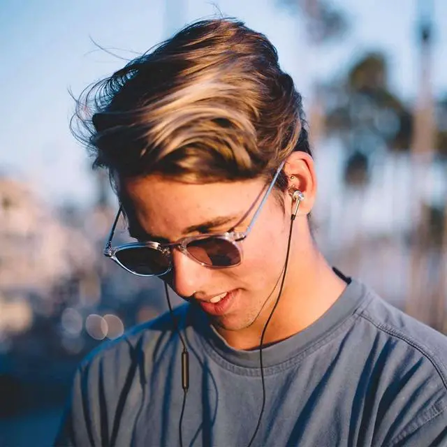 Alt view image 5 of 5 - 1MORE Triple Driver in-Ear Earphones Hi-Res Headphones with High Resolution, Bass Driven Sound, MEMS Mic, in-Line Remote, High Fidelity for Smartphones/PC/Tablet - Silver