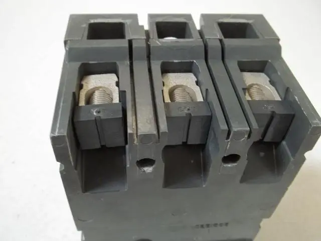 Alt view image 3 of 4 - Circuit Breaker, 3Pole, 7A, E, 600V