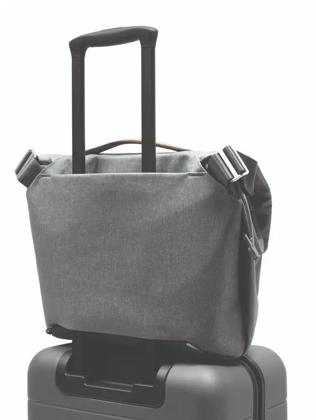 Alt view image 3 of 5 - Peak Design Everyday Messenger V3 13L Black, Travel or Photo Carry with Laptop Sleeve (BEDM-13-BK-3)