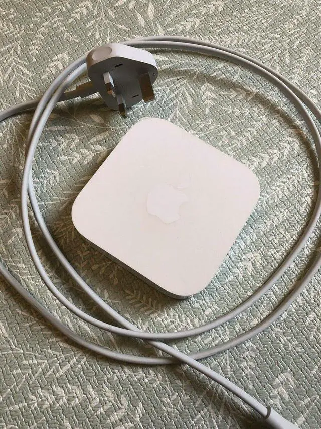 Main image of Airport Express A1392 MC414LL/A 802.11n 600 Mbps 1-Port 10/100 Wireless Wi-Fi Router AirPlay WiFi for Apple - (Cable Length: US)