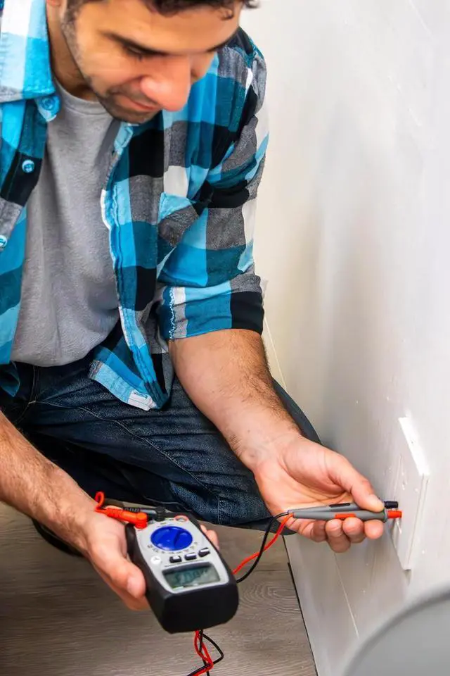 Alt view image 5 of 7 - 600V True RMS Auto-Ranging Multimeter with Backlight and MAX/MIN; Measures Voltage Current Resistance Capacitance Frequency Temperature; 2-Year Warranty; Professional & DIY Use