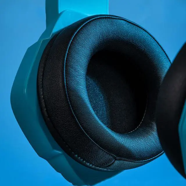 Alt view image 5 of 5 - Moeyu Hatsune MIKU Esports Heart Headset, Wired Over-Ear Gaming Headset, 7.1 Virtual Surround Sound + 50mm Drivers, Single USB Port, Omnidirectional Microphone, Adjustable Headband, Wear comfort