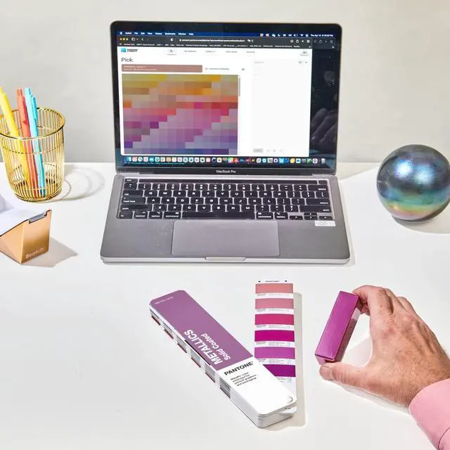 Alt view image 4 of 6 - Pantone GG1507B Metallics Guide - Gloss aqueous and metallic coated reference fan deck in a chromatic colour arrangement