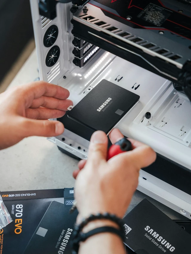 Alt view image 2 of 2 - Samsung 870 EVO SATA SSD 250GB 2.5 Internal Solid State Drive, Upgrade Desktop PC or Laptop Memory and Storage for IT Pros, Creators, Everyday Users, MZ-77E250B/AM