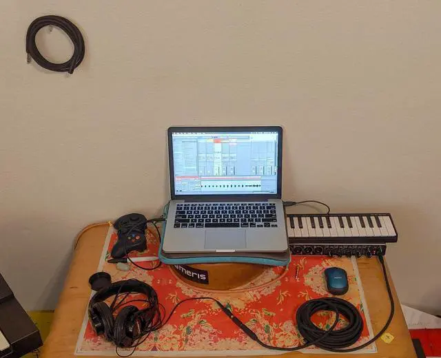 Alt view image 2 of 4 - PHX14-25 1/4 TRSF to 1/4 TRSM Headphone Extension Cable 25 Feet