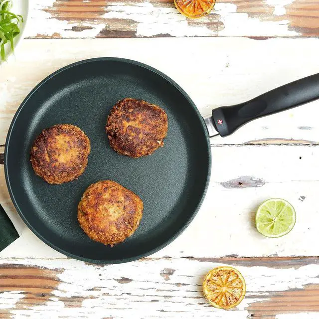 Alt view image 5 of 7 - Swiss Diamond Frying Pans Nonstick with Lid, Features Ergonomic Handle, Nonstick Diamond Coated Aluminum Skillets and Oven Safe Frying Pans with Lids, Cover Included, 9.5 Inch